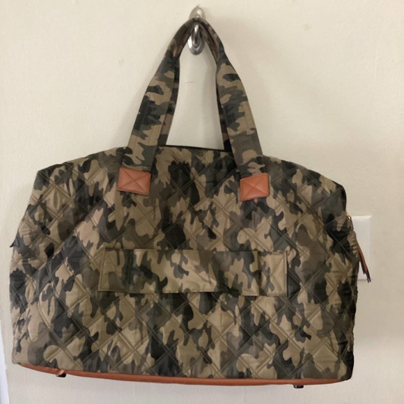 NWT Joan & David Bag Quilted Camo Nylon Duffle Bag Travel Overnight with Pouch - Picture 4 of 4